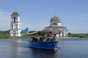Речная прогулка к затопленной церкви в Гусинцах из Ржищева